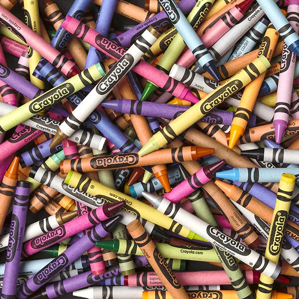 mucchio di pastelli crayola