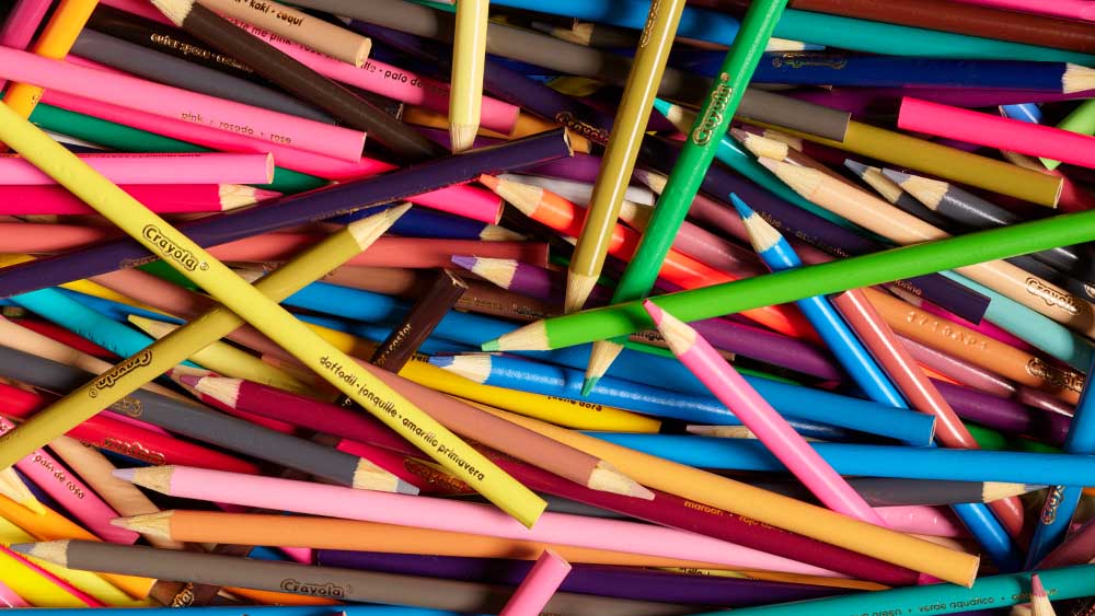 Lápices de colores en una pila