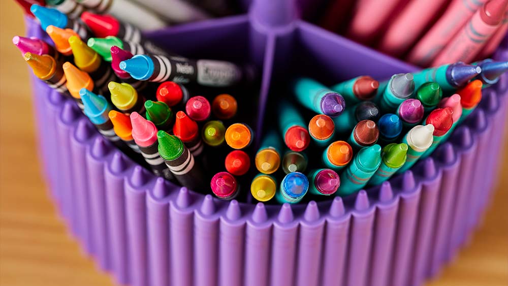 Pastelli in un contenitore da esposizione viola